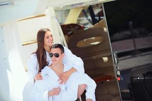 giovane coppia su yacht foto