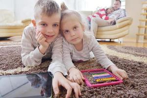 contento giovane famiglia a casa foto