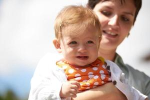 madre e bambino nel parco foto