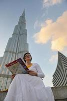 dubai, 2022 - contento turista donna foto