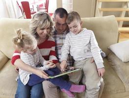 contento giovane famiglia a casa foto