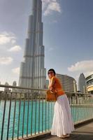 dubai, 2022 - contento turista donna foto