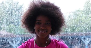 ritratto di giovane afro americano donna nel Palestra foto