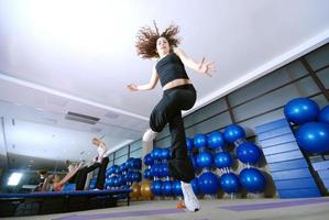 danza donna, contento e salto su. foto