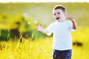 bambino e bolle foto