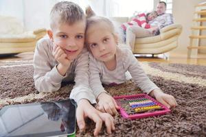 contento giovane famiglia a casa foto