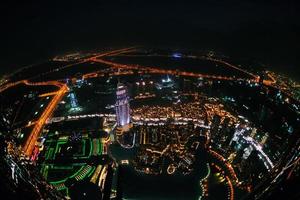 panorama di giù cittadina dubai città a notte foto