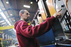 lavoratori dell'industria persone in fabbrica foto