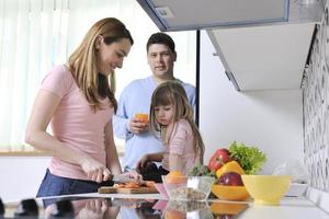 contento giovane famiglia nel cucina foto