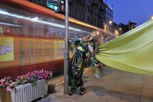 elegante donna su città strada a notte foto