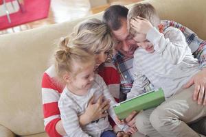 contento giovane famiglia a casa foto