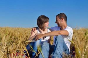 coppia felice nel campo di grano foto