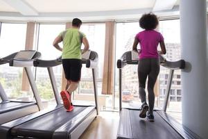 persone esercitando un' cardio su routine nel Palestra foto