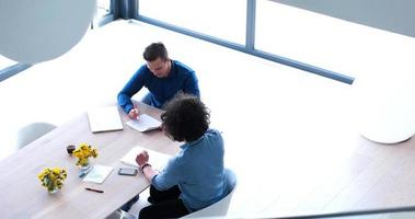 team di avvio aziendale in occasione di una riunione in un moderno edificio per uffici foto