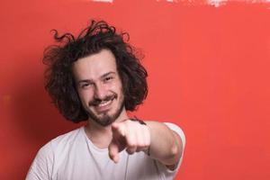 giovane uomo con divertente capelli al di sopra di colore sfondo foto