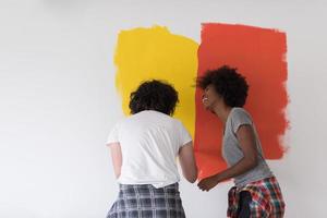 multietnico coppia pittura interno parete foto