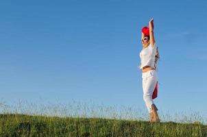 bella donna con sciarpa rossa sul prato foto