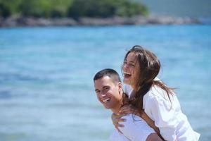 contento coppia avere divertimento su il spiaggia foto