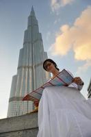 dubai, 2022 - contento turista donna foto