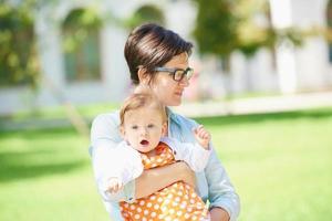 mamma e bambino nel natura foto