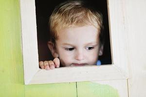 contento bambino nel un' finestra foto