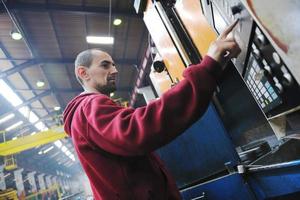 lavoratori dell'industria persone in fabbrica foto