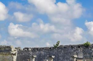 antiche rovine di tulum sito maya tempio piramidi manufatti vista sul mare messico. foto