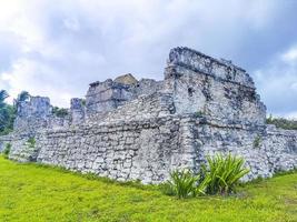 antiche rovine di tulum sito maya tempio piramidi manufatti vista sul mare messico. foto