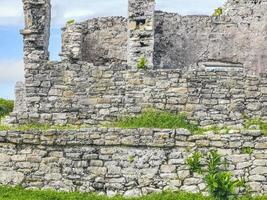 antiche rovine di tulum sito maya tempio piramidi manufatti vista sul mare messico. foto