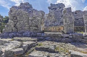 antiche rovine di tulum sito maya tempio piramidi manufatti vista sul mare messico. foto