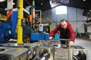 lavoratori dell'industria persone in fabbrica foto