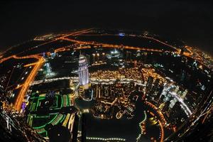 panorama di giù cittadina dubai città a notte foto