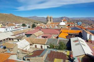 vista su potosi, bolivia, con la cattedrale in vista foto