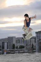 giovane uomo salto nel aria all'aperto a notte pronto per festa foto