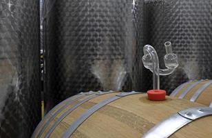 vino produzione - un' di legno botte con rosso vino e un' valvola per permettere su co2 foto