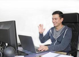 uomo nel casuale attrezzatura Lavorando a partire dal casa con un' il computer portatile nel il vivente camera foto