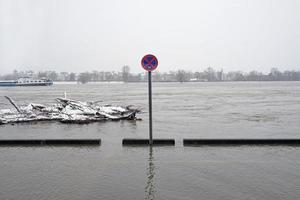 estremo tempo metereologico - allagato parcheggio lotto nel dusseldorf, Germania foto