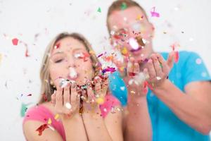 romantico giovane coppia festeggiare festa con coriandoli foto