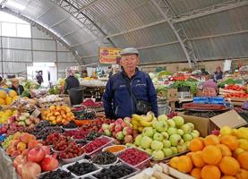 colpon ata, issyk-kul, Kirghizistan, 2019 - colorato Schermo di merce a un' frutta e verdura mercato nel colpon ata, Kyrgyzstan foto