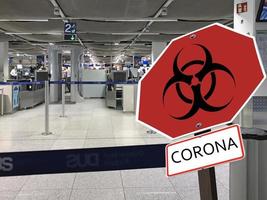 dusseldorf, no, Germania, 2020 - un' coronavirus avvertimento cartello sovrapposto su dusseldorf aeroporto foto