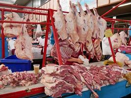 Almaty, kazakistan, 2019 - lavoratori nel il carne sezione di il famoso verde bazar nel Almaty, Kazakistan foto