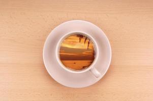 tramonto nel un' tazza di caffè foto