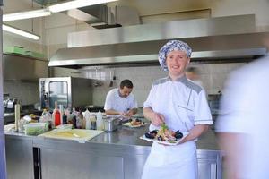 chef prepara il cibo foto