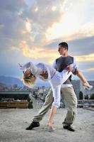 romantico urbano coppia danza su superiore di edificio foto