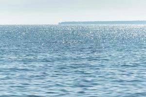 paesaggio marino soleggiato. parte della penisola in lontananza. calma e bel tempo. niente vento foto