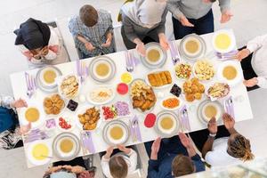 superiore Visualizza di moderno musulmano famiglia avendo un' Ramadan festa foto