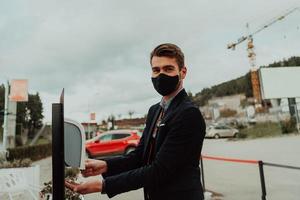 uomo utilizzando lavare mano disinfettante gel distributore adottando per impedire il diffusione di il coronavirus foto