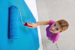 contento sorridente donna pittura interno di Casa foto