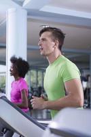 persone esercitando un' cardio su routine nel Palestra foto