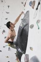 uomo esercizio sport arrampicata foto